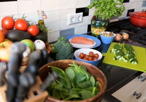 Keuken aanrecht met komkommer, zalm en andere gezonde voeding