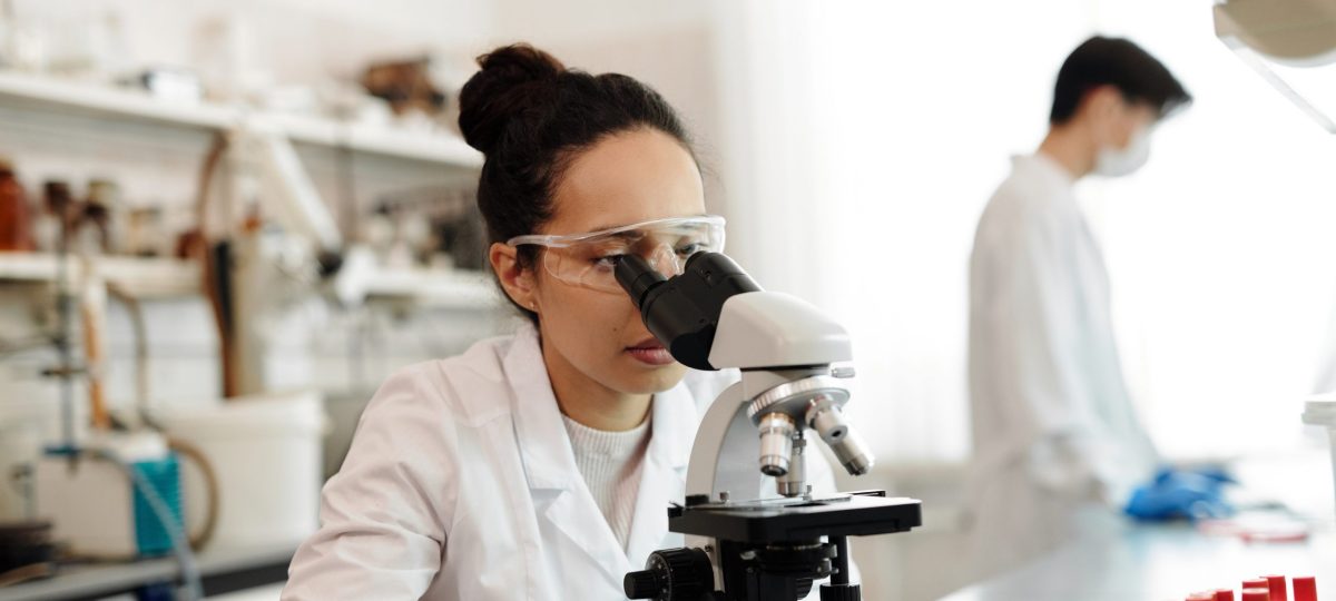 Vrouw en man in laboratorium. Foto door Edward Jenner