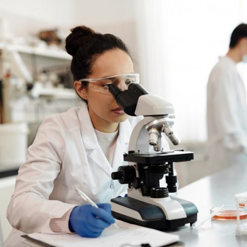 Vrouw en man in laboratorium. Foto door Edward Jenner