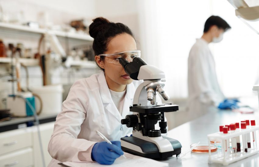 Vrouw en man in laboratorium. Foto door Edward Jenner