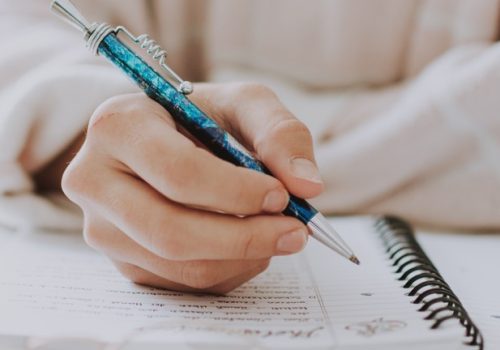 hand met pen op notitieblok