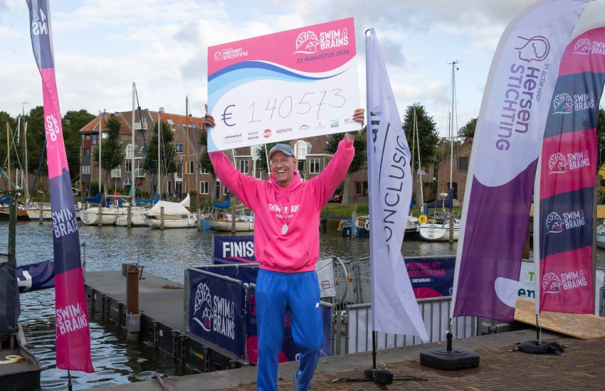 Man met grote cheque in handen met geldbedrag van 140.000 euro.