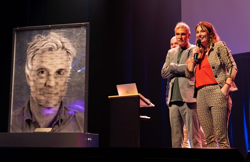 Bianca van Duyn onthult het eerste portret van inNAHvisible met Viggo Waas erop