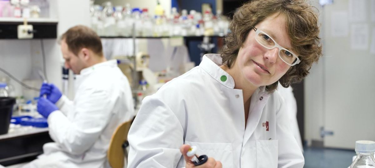 Wiep Scheper onderzoekster in lab