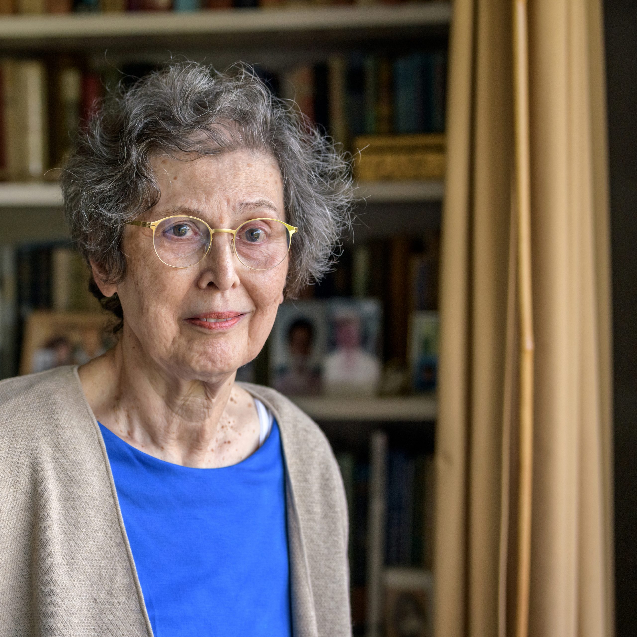 Oudere vrouw voor een boekenkast