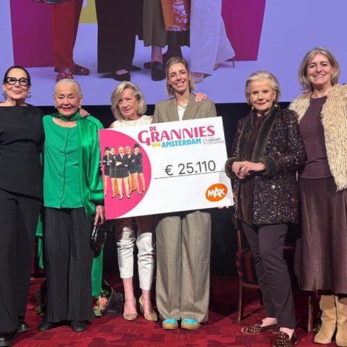 De Grannies van Amsterdam met de opbrengst van hun naaktkalender voor de Hersenstichting