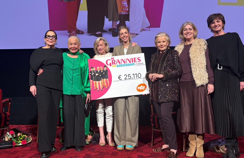 De Grannies van Amsterdam met de opbrengst van hun naaktkalender voor de Hersenstichting