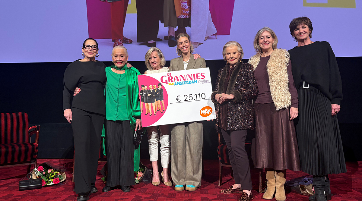 Grannies van Amsterdam overhandigen €25.000 aan de Hersenstichting met bijzondere naaktkalender