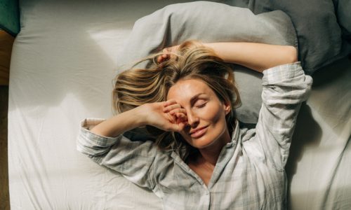 Vrouw wordt wakker na het slapen