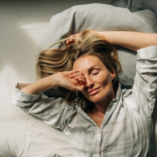 Vrouw wordt wakker na het slapen